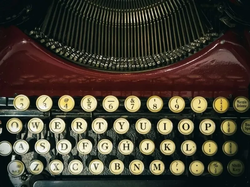 معمای QWERTY: می‌دانستید کیبورد شما برای کند کردن سرعت تایپ
طراحی شده است؟